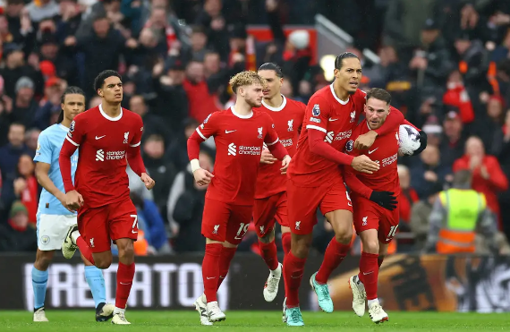 Titelstriden i Premier League hettar till när Liverpool och Manchester City spelar oavgjort 1-1